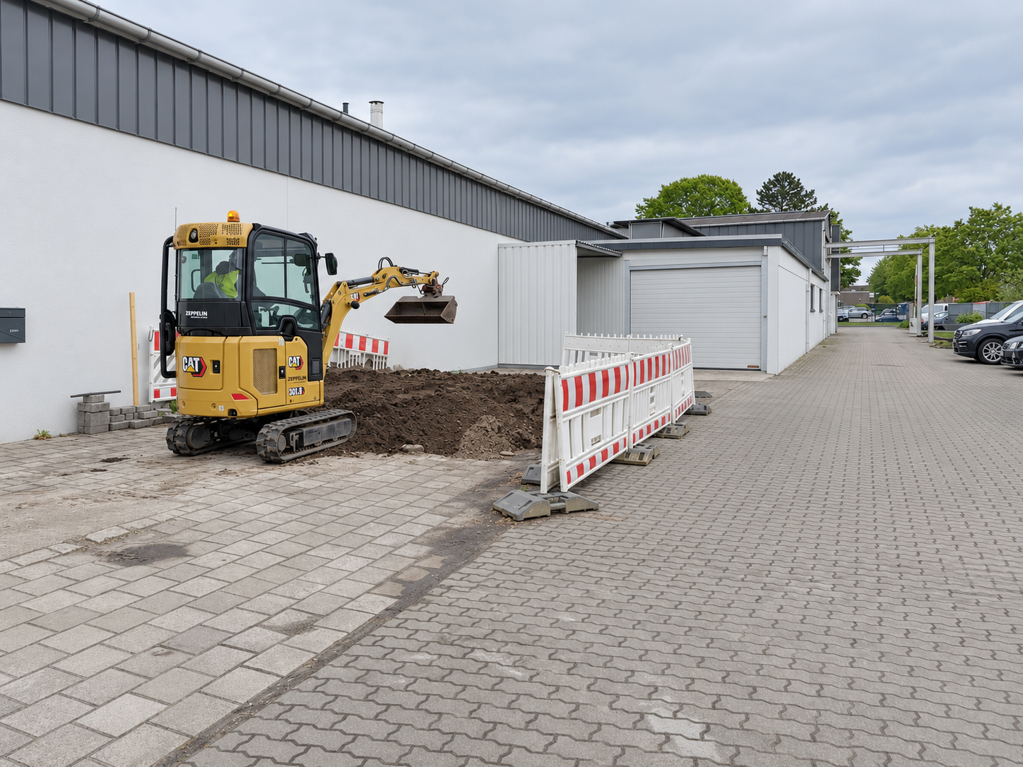 Мини-экскаватор CAT 301.8 на учебной площадке LAPA